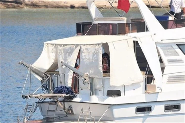 Hamile Gülşen bikinili yakalandı