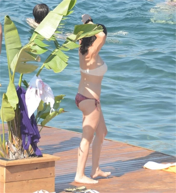 Dilan Çıtak'tan bikini şov!