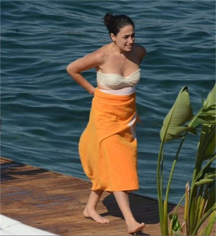 Dilan Çıtak'tan bikini şov!