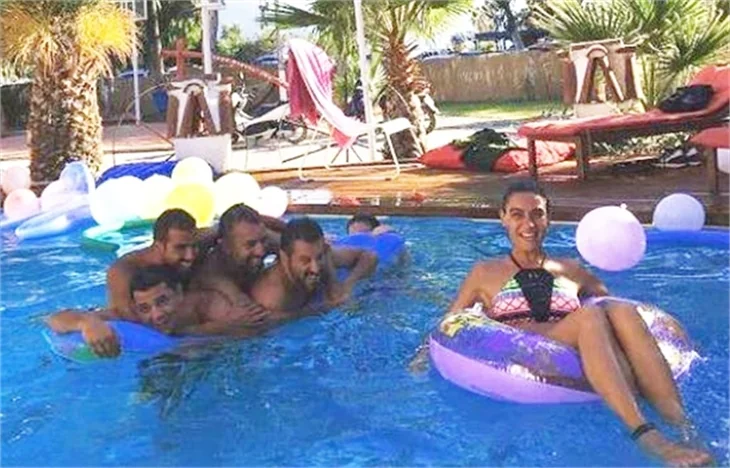 Hande Subaşı eski eşiyle havuz partisinde