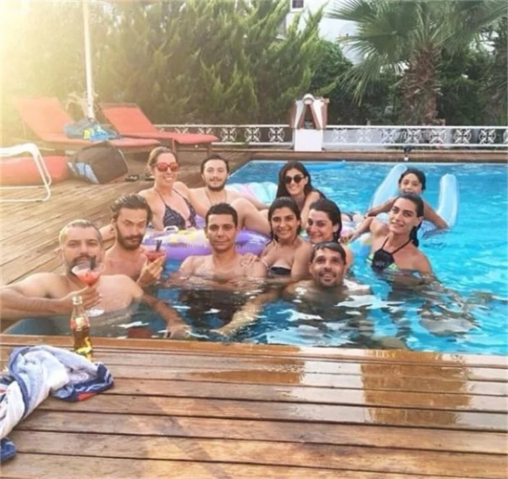 Hande Subaşı eski eşiyle havuz partisinde