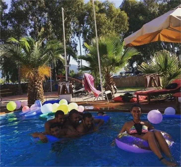 Hande Subaşı eski eşiyle havuz partisinde