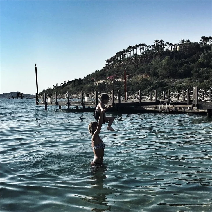 Çağla Şıkel sahilde çocuklarıyla eğlendi