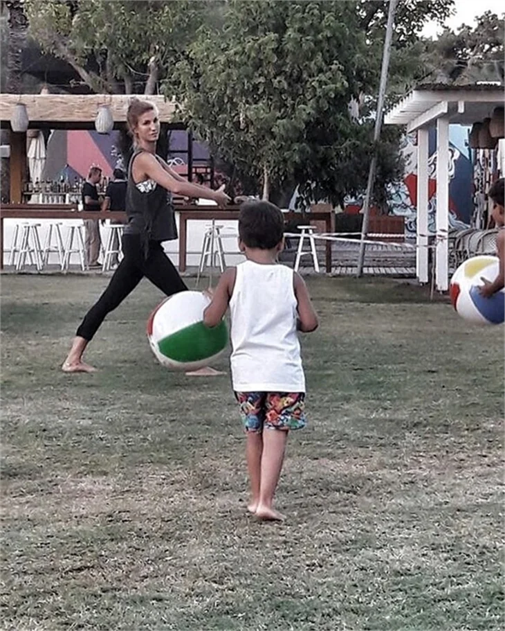 Çağla Şıkel sahilde çocuklarıyla eğlendi
