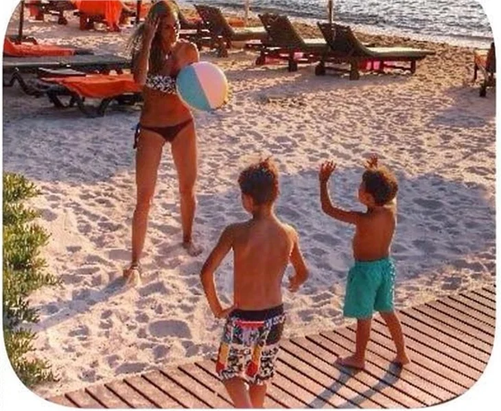 Çağla Şıkel sahilde çocuklarıyla eğlendi