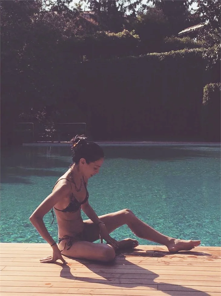 Cemre Kemer'in bikinili pozu Instagram'ı yıktı!