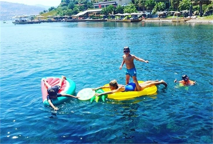 Ünlülerin tatil pozları