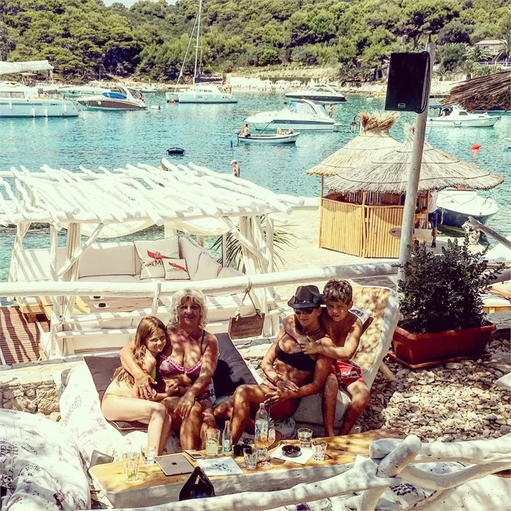 Ünlülerin tatil pozları