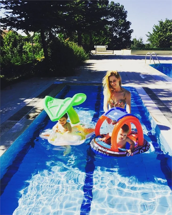 Ünlülerin tatil pozları