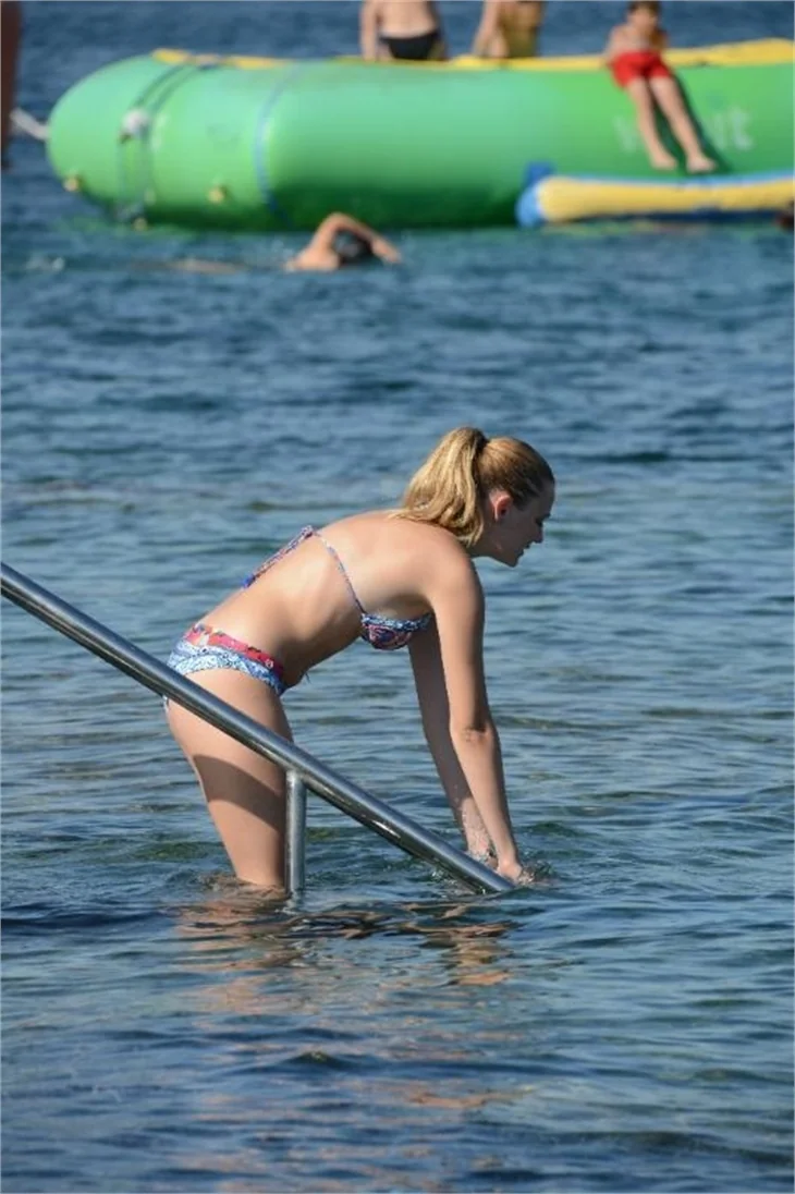 Plajda Gizem Karaca rüzgarı esti!