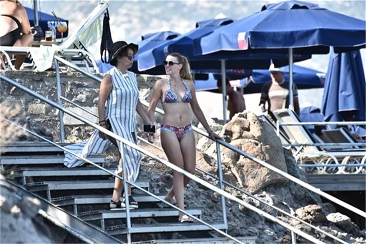 Plajda Gizem Karaca rüzgarı esti!