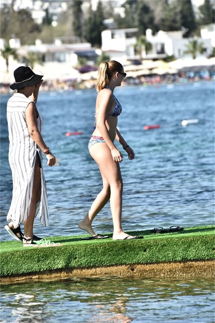 Plajda Gizem Karaca rüzgarı esti!
