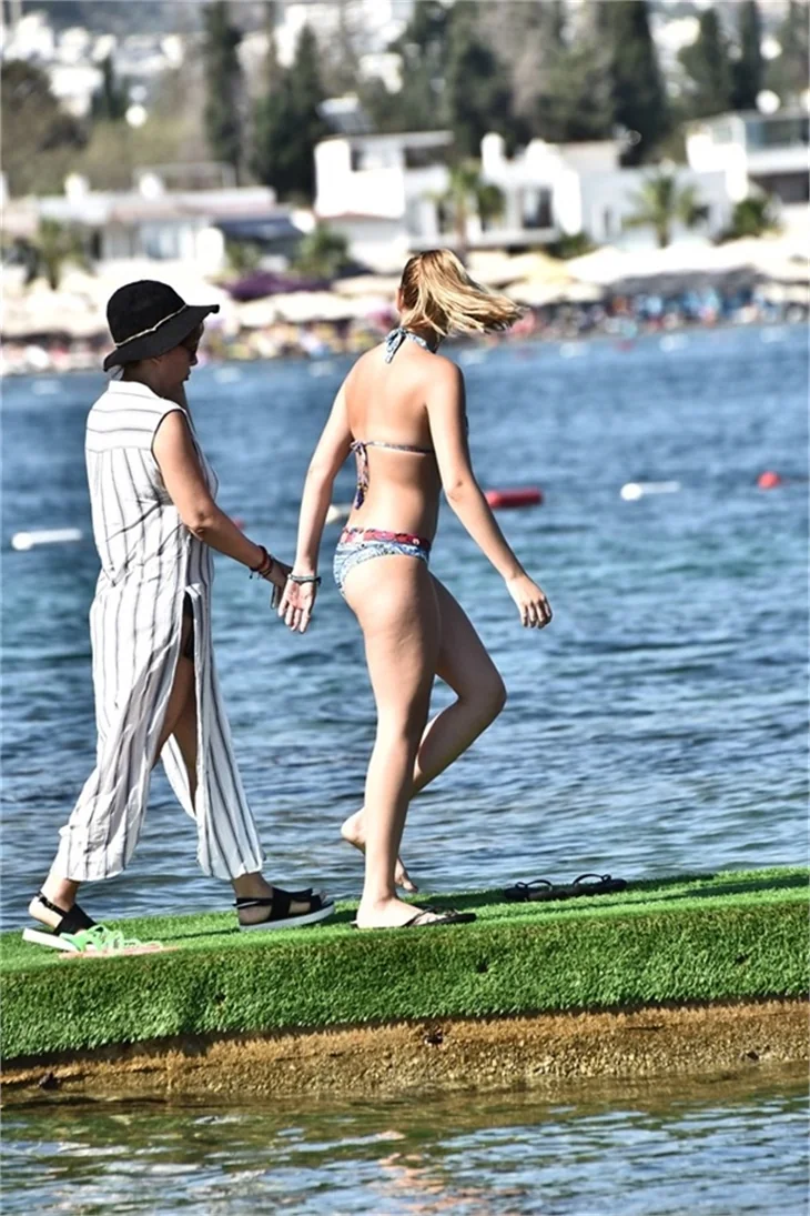 Plajda Gizem Karaca rüzgarı esti!
