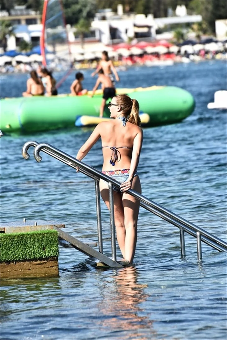 Plajda Gizem Karaca rüzgarı esti!