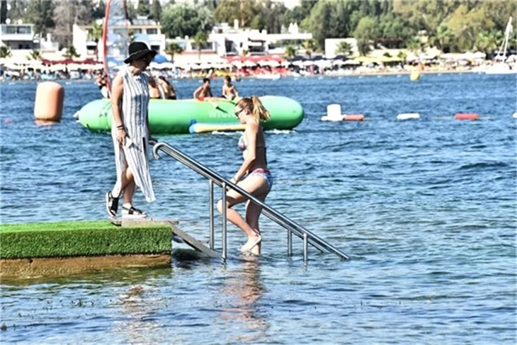 Plajda Gizem Karaca rüzgarı esti!