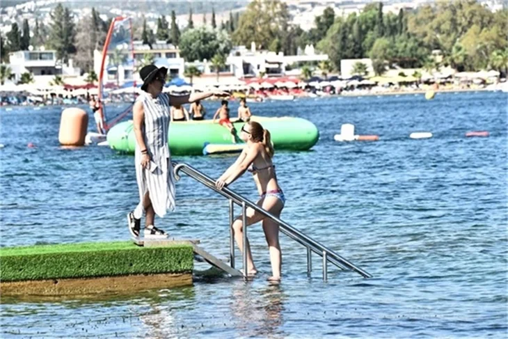 Plajda Gizem Karaca rüzgarı esti!