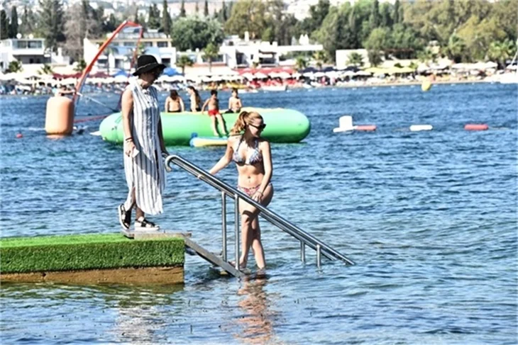 Plajda Gizem Karaca rüzgarı esti!