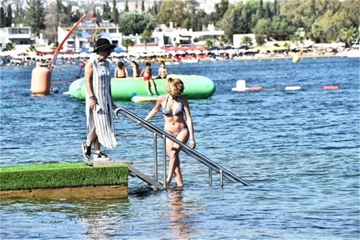 Plajda Gizem Karaca rüzgarı esti!