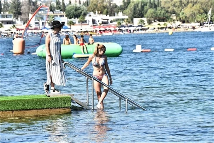 Plajda Gizem Karaca rüzgarı esti!