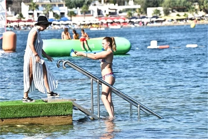 Plajda Gizem Karaca rüzgarı esti!