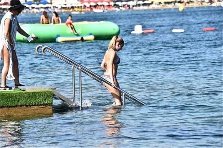 Plajda Gizem Karaca rüzgarı esti!