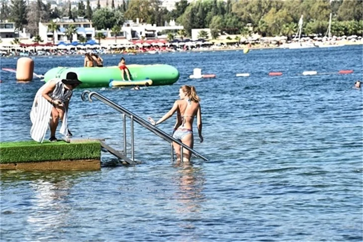Plajda Gizem Karaca rüzgarı esti!