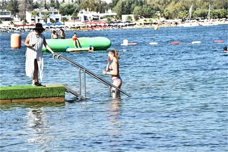 Plajda Gizem Karaca rüzgarı esti!