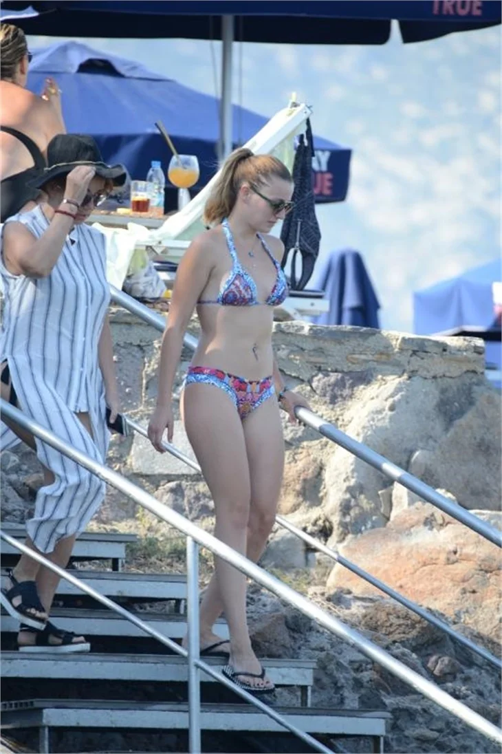 Plajda Gizem Karaca rüzgarı esti!