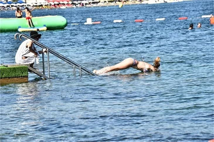 Plajda Gizem Karaca rüzgarı esti!