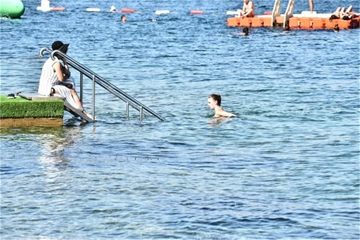 Plajda Gizem Karaca rüzgarı esti!