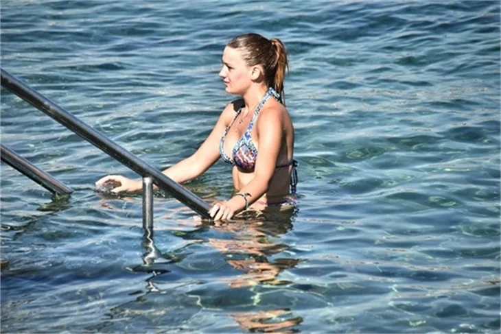 Plajda Gizem Karaca rüzgarı esti!