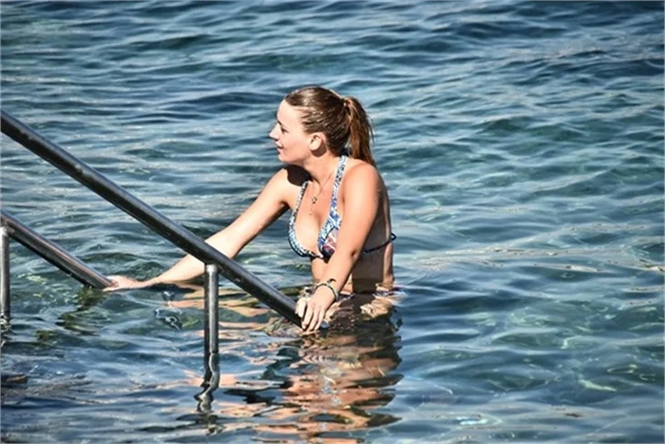 Plajda Gizem Karaca rüzgarı esti!