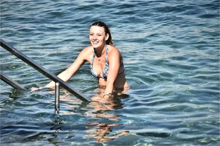 Plajda Gizem Karaca rüzgarı esti!