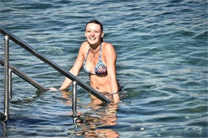 Plajda Gizem Karaca rüzgarı esti!