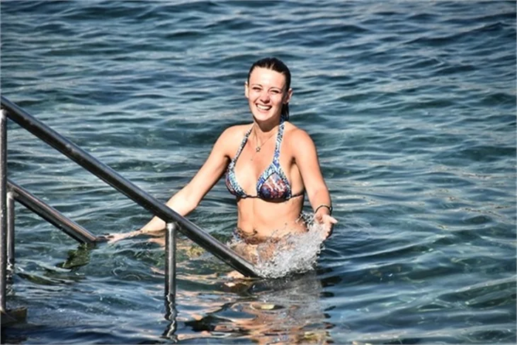 Plajda Gizem Karaca rüzgarı esti!