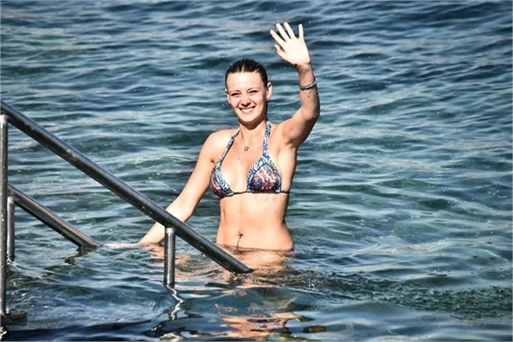 Plajda Gizem Karaca rüzgarı esti!