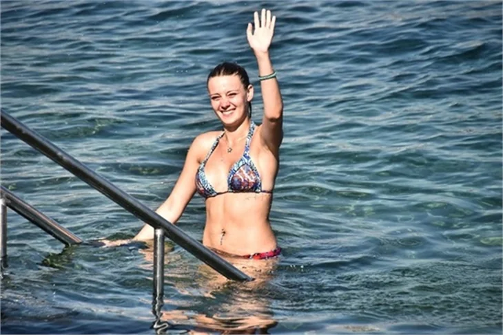 Plajda Gizem Karaca rüzgarı esti!