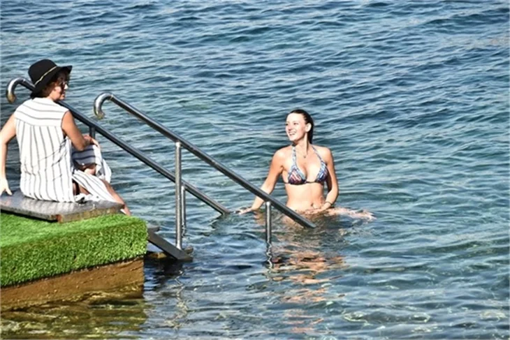 Plajda Gizem Karaca rüzgarı esti!