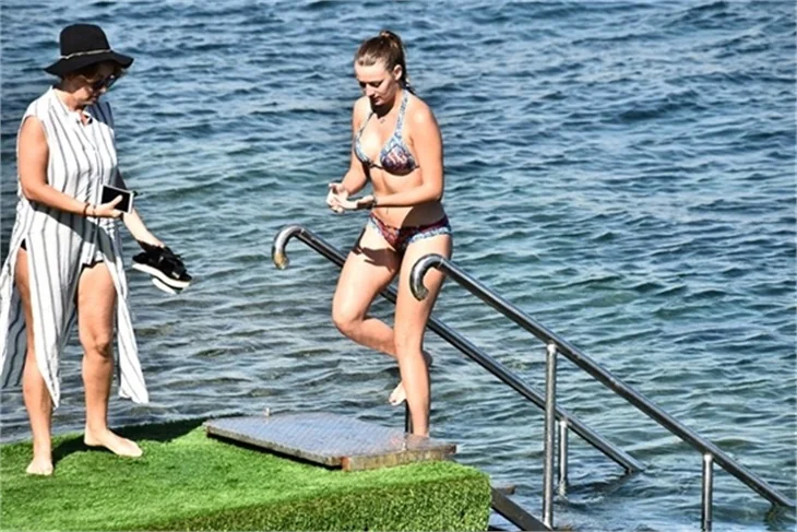 Plajda Gizem Karaca rüzgarı esti!