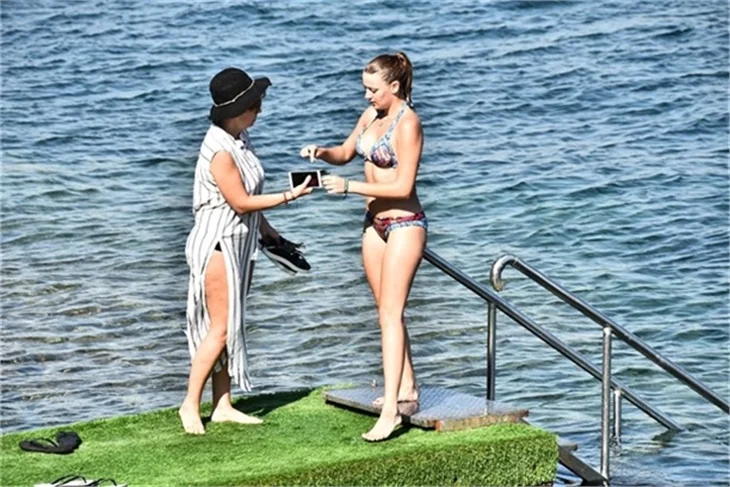 Plajda Gizem Karaca rüzgarı esti!