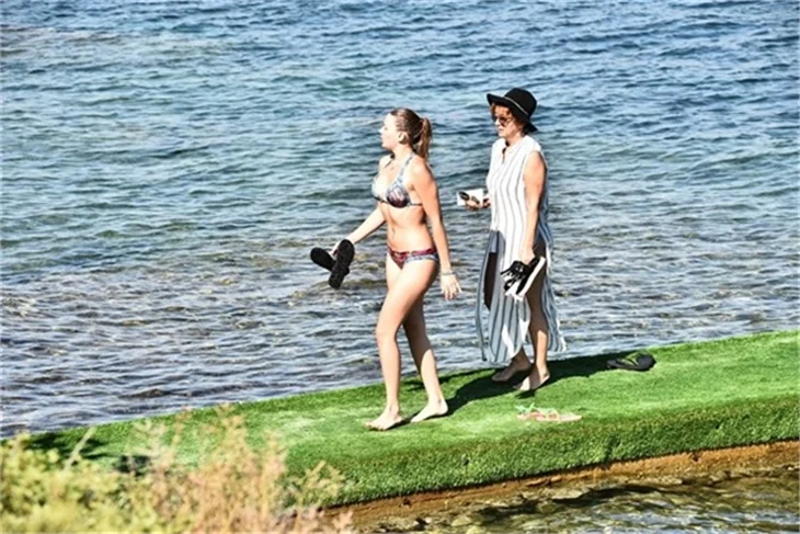 Plajda Gizem Karaca rüzgarı esti!