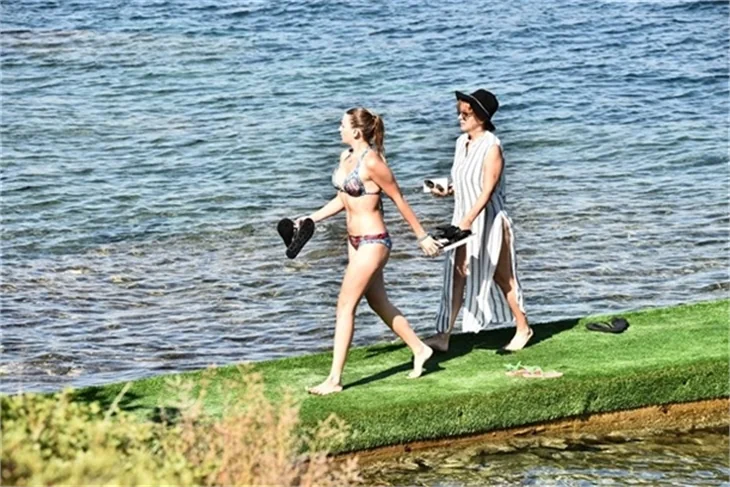 Plajda Gizem Karaca rüzgarı esti!