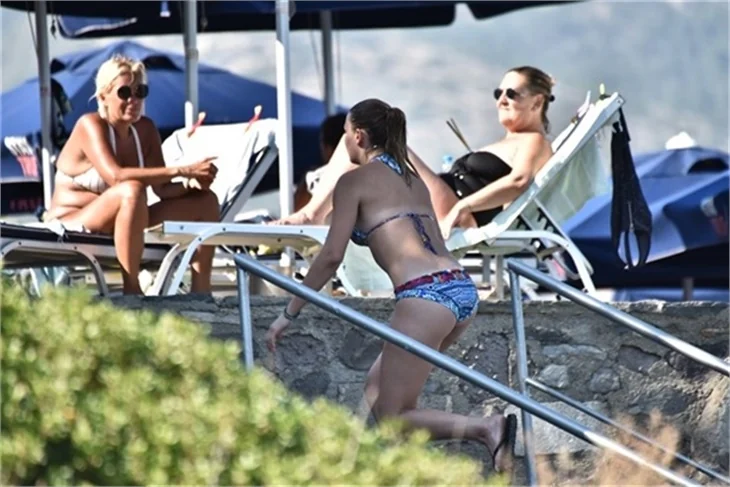 Plajda Gizem Karaca rüzgarı esti!