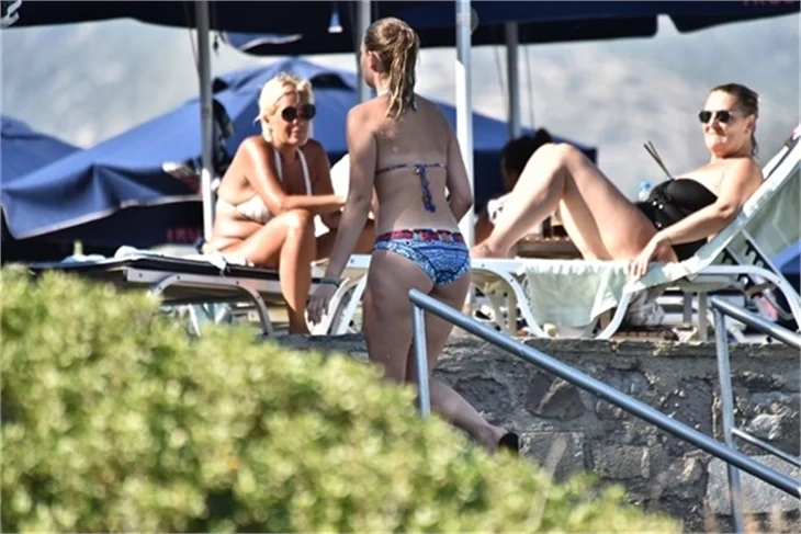 Plajda Gizem Karaca rüzgarı esti!