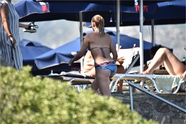 Plajda Gizem Karaca rüzgarı esti!