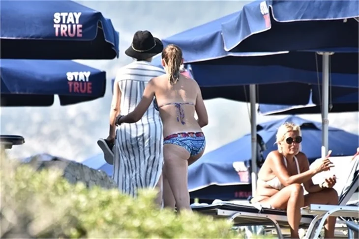 Plajda Gizem Karaca rüzgarı esti!