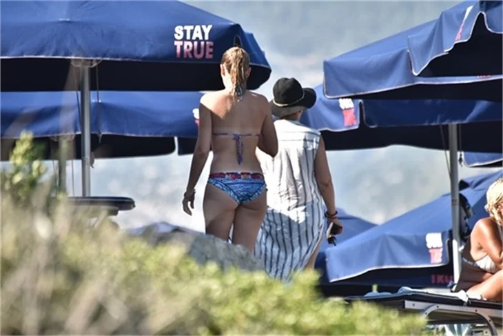 Plajda Gizem Karaca rüzgarı esti!