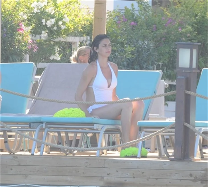 Seda Tosun, Bodrum'da beyazlar içinde