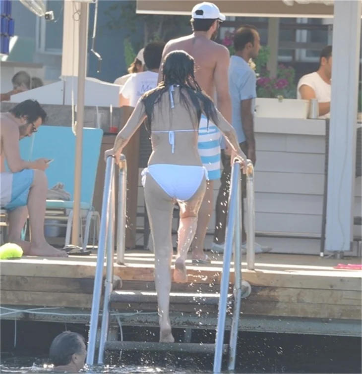 Seda Tosun, Bodrum'da beyazlar içinde