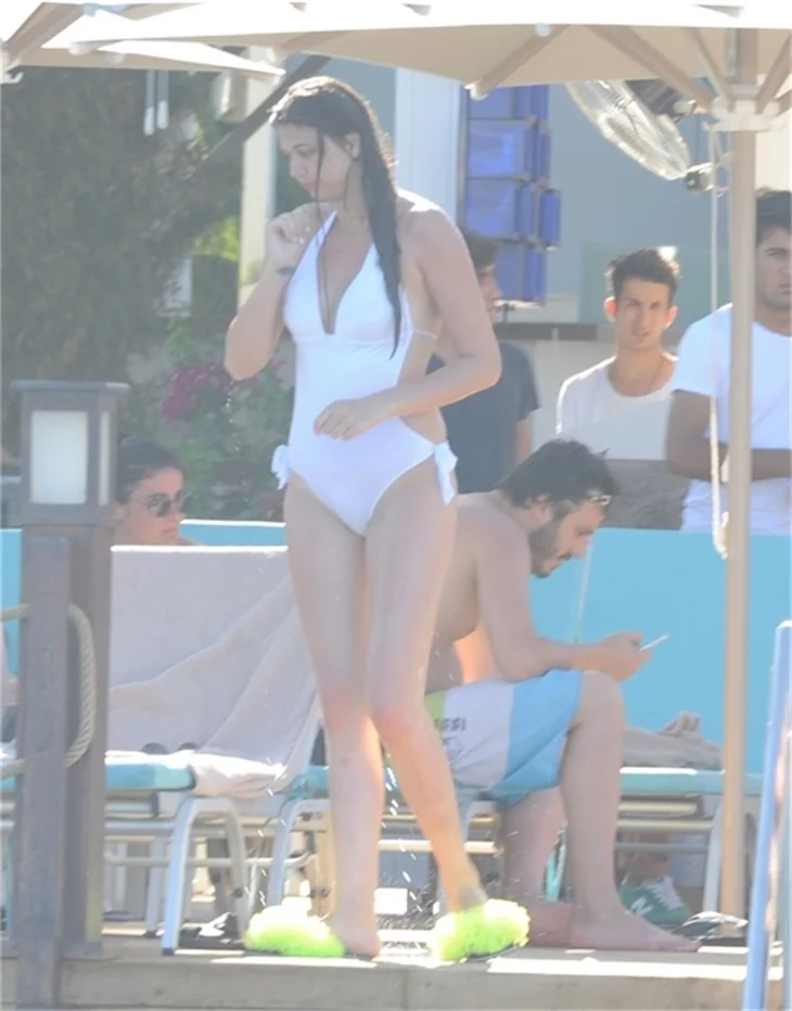 Seda Tosun, Bodrum'da beyazlar içinde